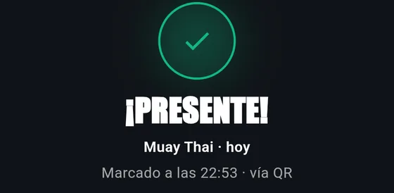Lo que ve el alumno al fichar: «¡Presente! Muay Thai, hoy, marcado a las 22:53 vía QR».