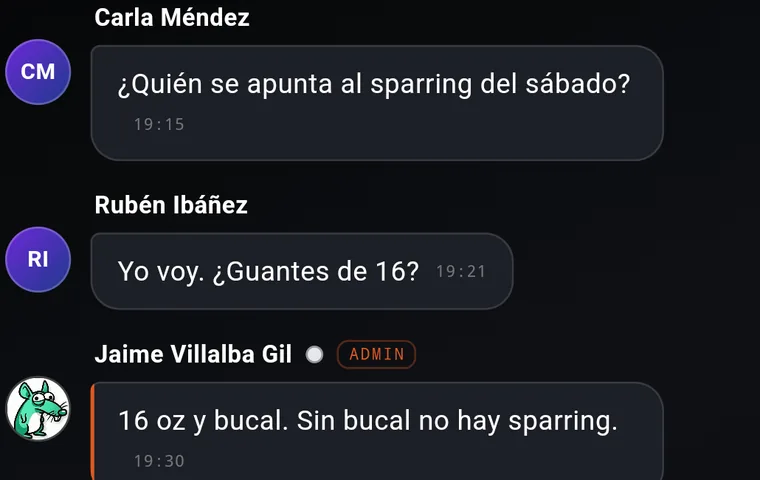 El chat del centro: Carla pregunta quién va al sparring del sábado, Rubén se apunta y Jaime pide guantes de 16 oz y bucal.